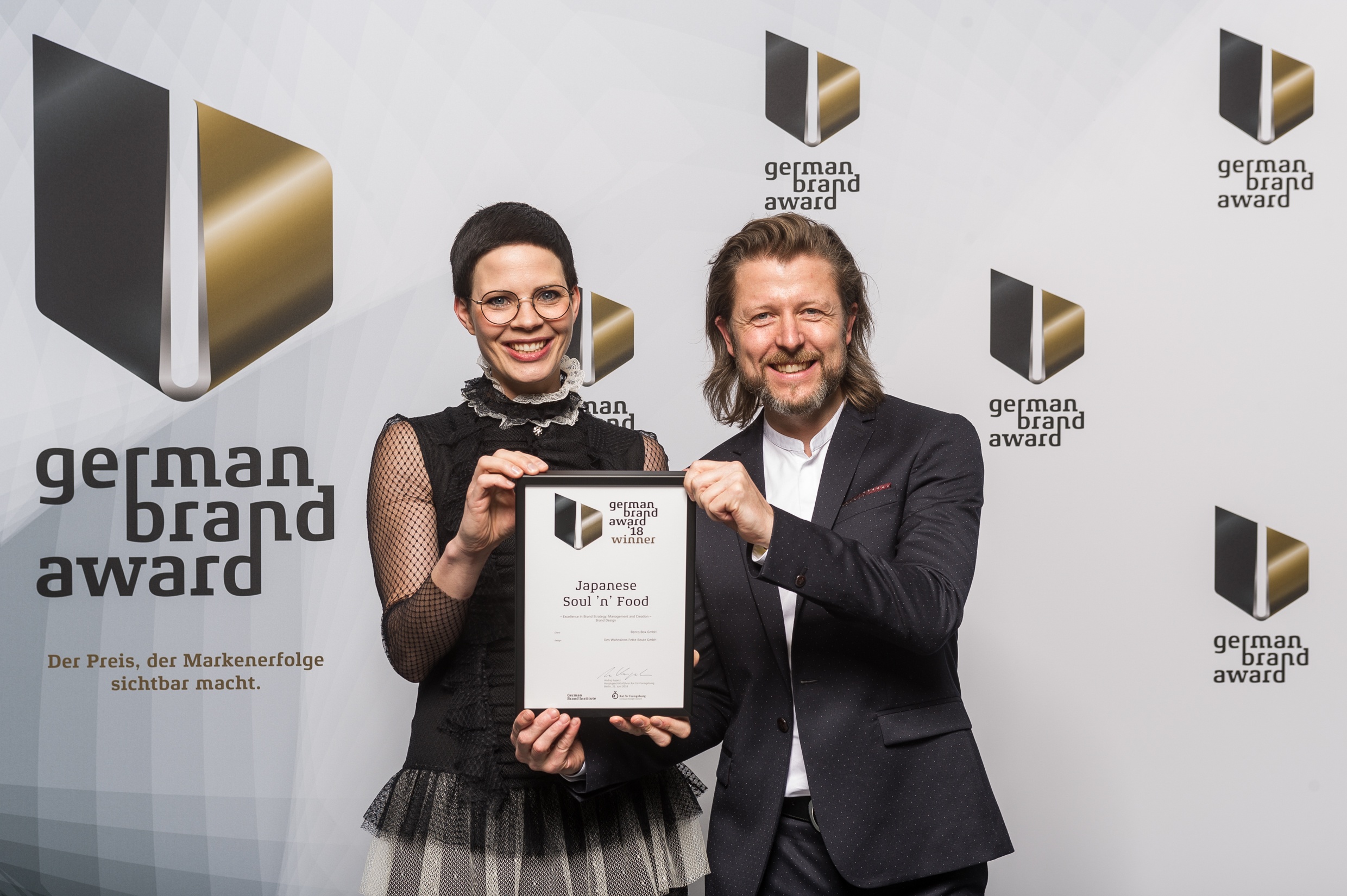 Freuen sich über die Auszeichnung: DWFB-Geschäftsführer Maria-Sibylla Kalverkämper und Jörg Hesse bei der Verleihung der Awards in Berlin